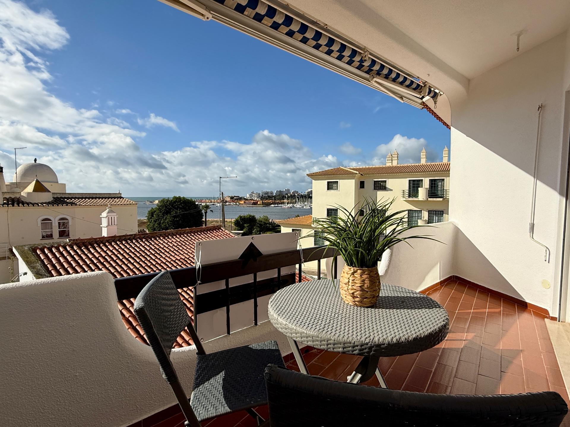 Apartamento T2 Renovado com Vista Mar em Ferragudo - 1.º Andar sem Elevador