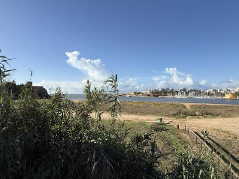 Apartamento T2 Renovado com Vista Mar em Ferragudo - 1.º Andar sem Elevador