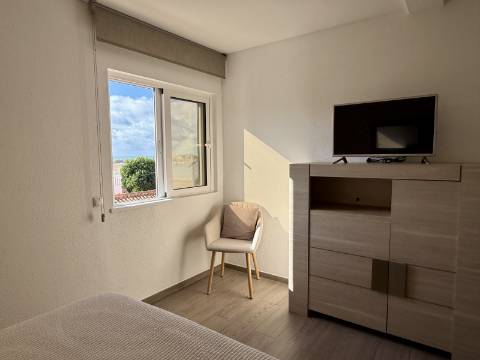 Apartamento T2 Renovado com Vista Mar em Ferragudo - 1.º Andar sem Elevador