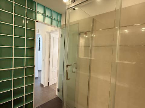 Apartamento T2 Renovado com Vista Mar em Ferragudo - 1.º Andar sem Elevador