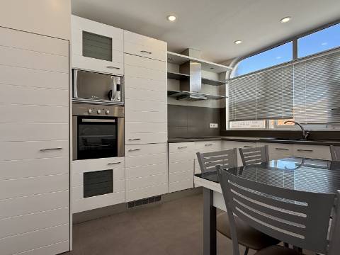 Apartamento T2 Renovado com Vista Mar em Ferragudo - 1.º Andar sem Elevador