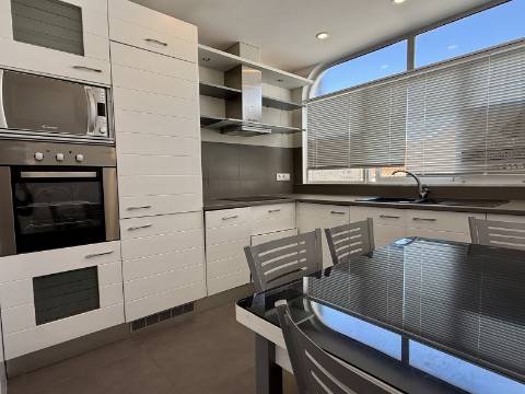 Apartamento T2 Renovado com Vista Mar em Ferragudo - 1.º Andar sem Elevador