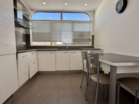 Apartamento T2 Renovado com Vista Mar em Ferragudo - 1.º Andar sem Elevador