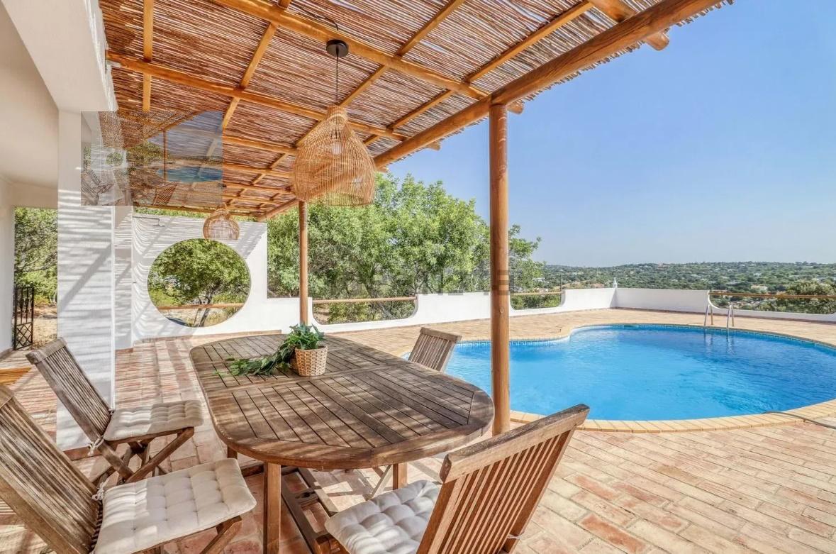 Moradia 3 quartos e piscina em santa Barbara de Nexe