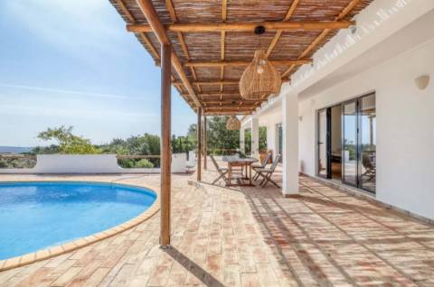 Moradia 3 quartos e piscina em santa Barbara de Nexe