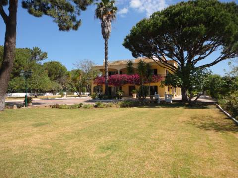 Moradia Clássica com 7 Quartos