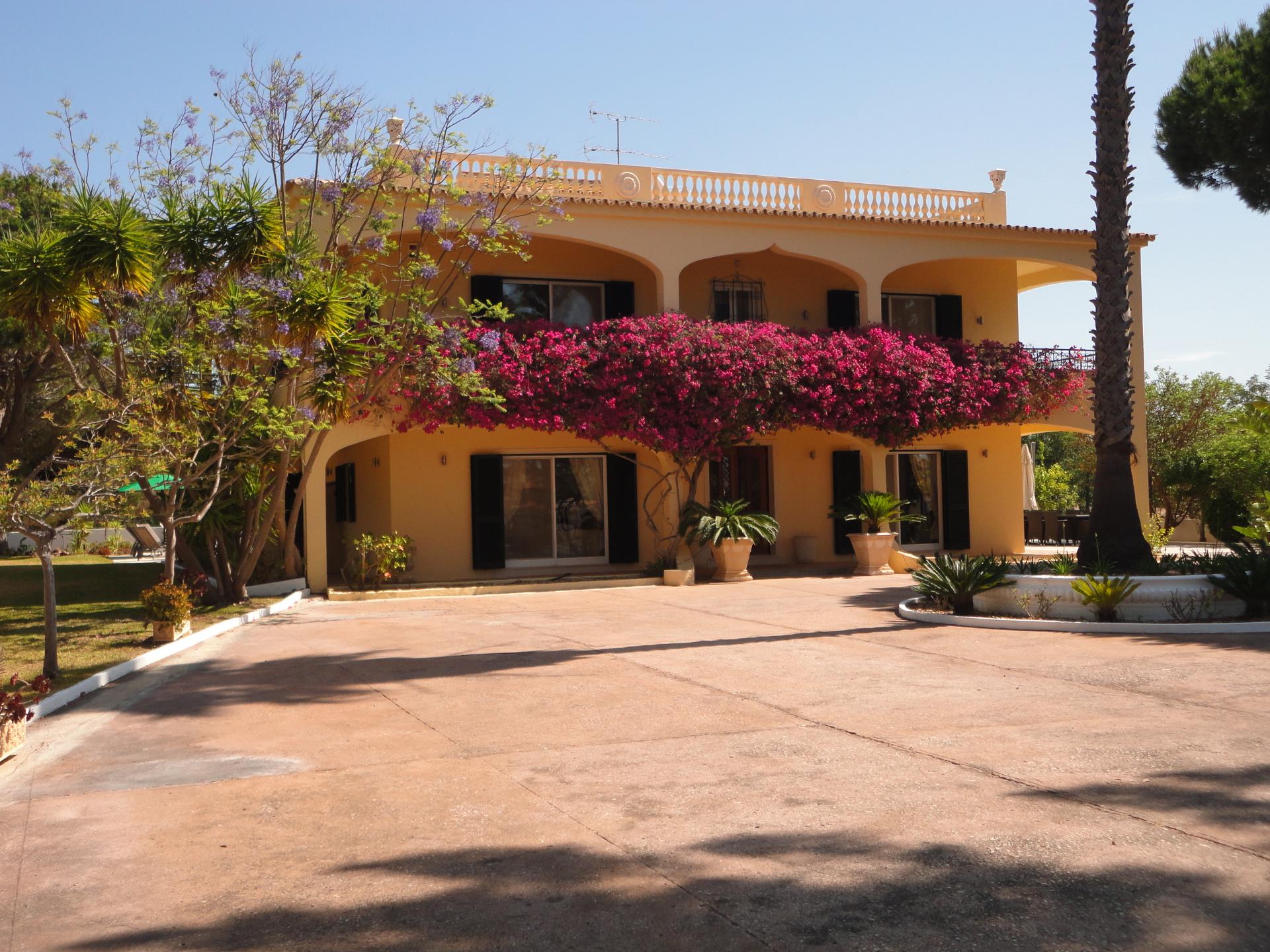 Moradia Clássica com 7 Quartos