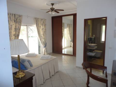 Moradia Clássica com 7 Quartos