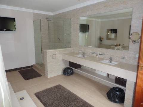 Moradia Clássica com 7 Quartos