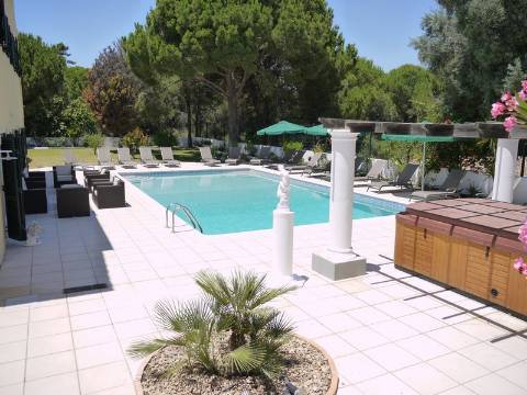 Moradia Clássica com 7 Quartos