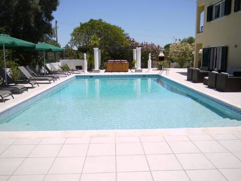 Moradia Clássica com 7 Quartos