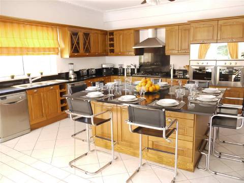 Moradia Clássica com 7 Quartos