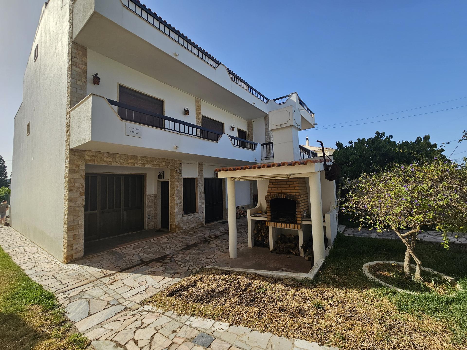 Duas Moradias numa Única Propriedade - Oportunidade Imperdível em Quarteira