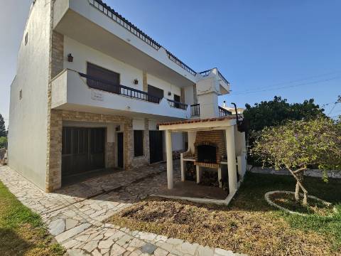 Duas Moradias numa Única Propriedade - Oportunidade Imperdível em Quarteira