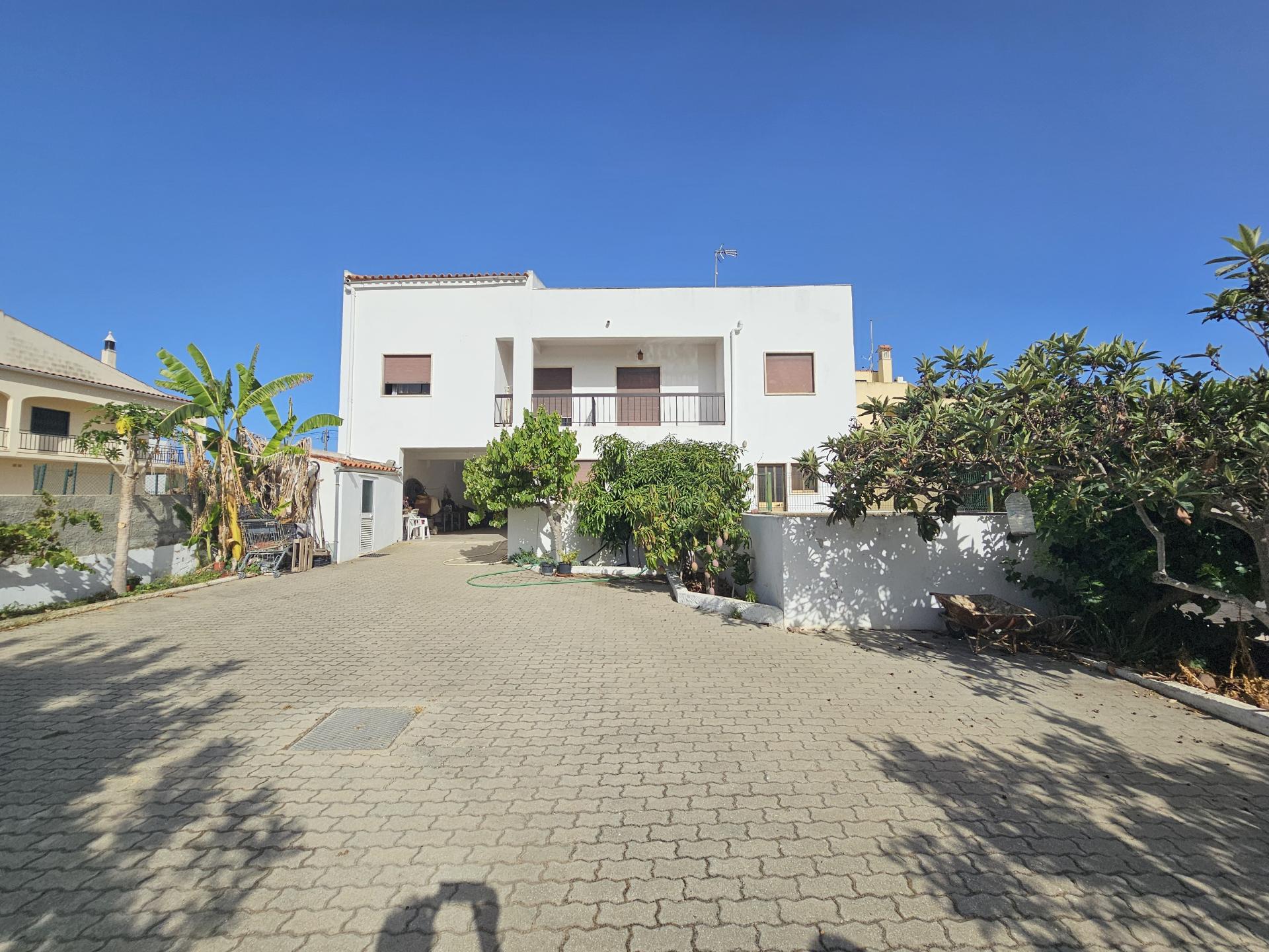 Duas Moradias numa Única Propriedade - Oportunidade Imperdível em Quarteira