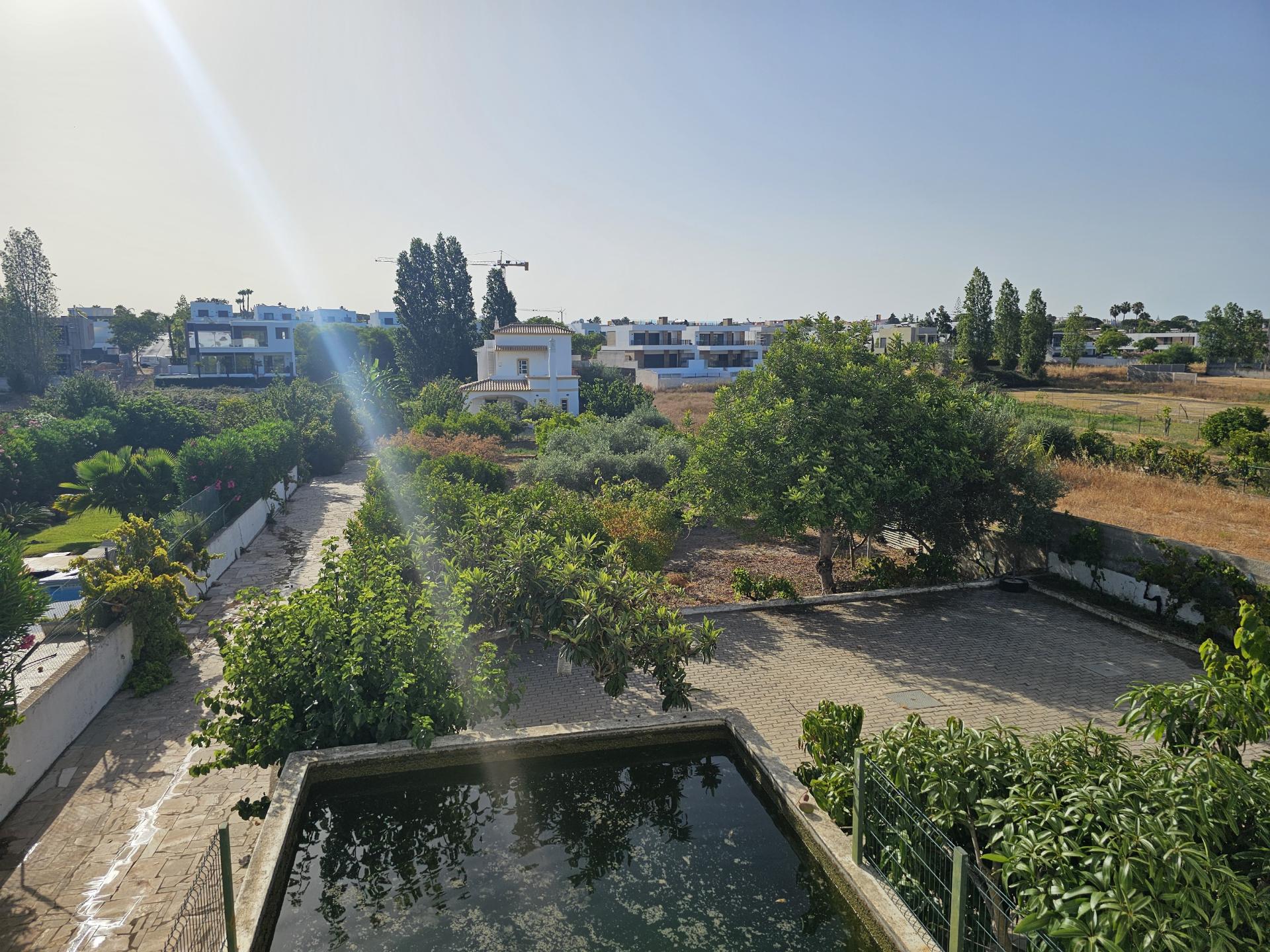 Duas Moradias numa Única Propriedade - Oportunidade Imperdível em Quarteira