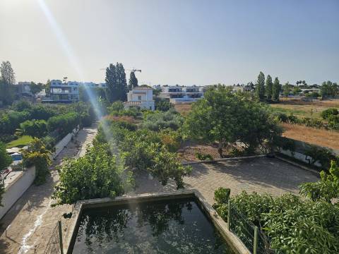 Duas Moradias numa Única Propriedade - Oportunidade Imperdível em Quarteira