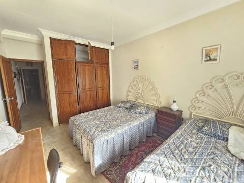 Duas Moradias numa Única Propriedade - Oportunidade Imperdível em Quarteira