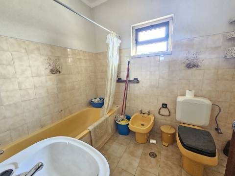 Duas Moradias numa Única Propriedade - Oportunidade Imperdível em Quarteira