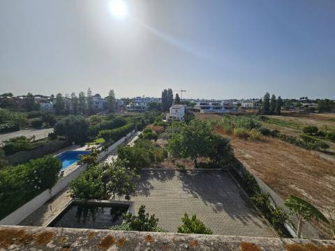 Duas Moradias numa Única Propriedade - Oportunidade Imperdível em Quarteira