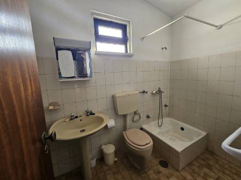 Duas Moradias numa Única Propriedade - Oportunidade Imperdível em Quarteira