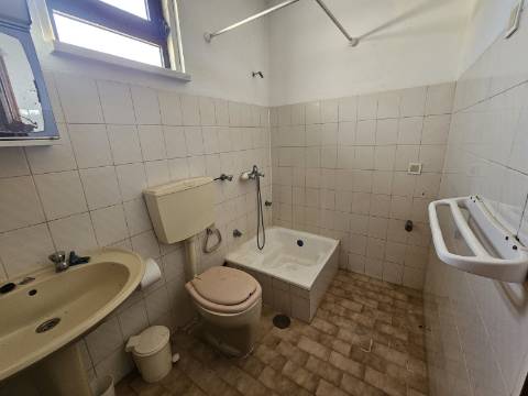 Duas Moradias numa Única Propriedade - Oportunidade Imperdível em Quarteira