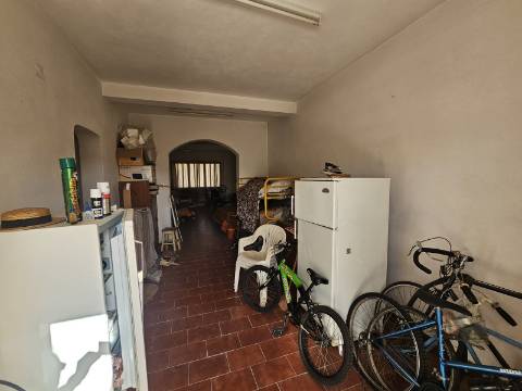 Duas Moradias numa Única Propriedade - Oportunidade Imperdível em Quarteira