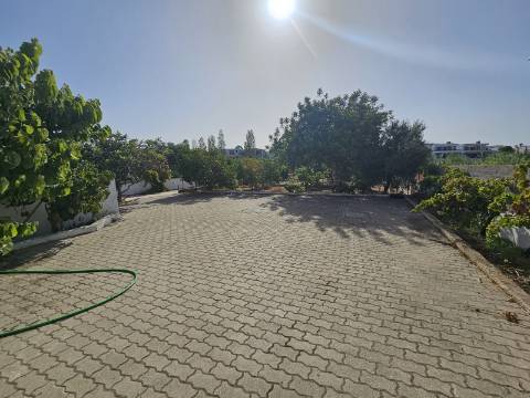 Duas Moradias numa Única Propriedade - Oportunidade Imperdível em Quarteira