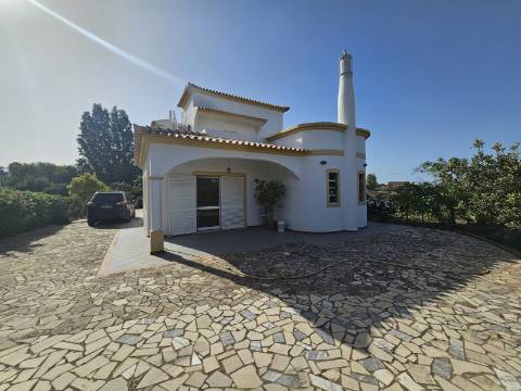 Duas Moradias numa Única Propriedade - Oportunidade Imperdível em Quarteira