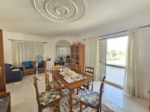 Duas Moradias numa Única Propriedade - Oportunidade Imperdível em Quarteira