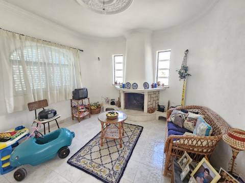 Duas Moradias numa Única Propriedade - Oportunidade Imperdível em Quarteira