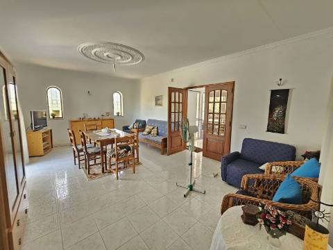 Duas Moradias numa Única Propriedade - Oportunidade Imperdível em Quarteira