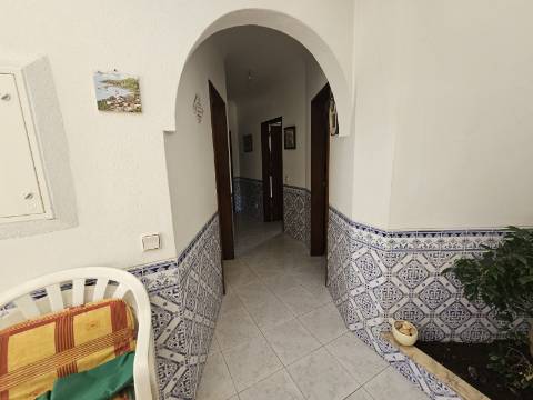 Duas Moradias numa Única Propriedade - Oportunidade Imperdível em Quarteira