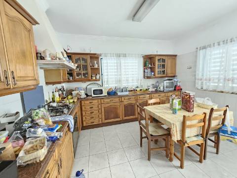 Duas Moradias numa Única Propriedade - Oportunidade Imperdível em Quarteira