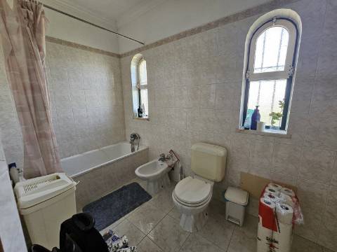 Duas Moradias numa Única Propriedade - Oportunidade Imperdível em Quarteira