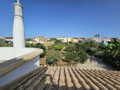 Duas Moradias numa Única Propriedade - Oportunidade Imperdível em Quarteira