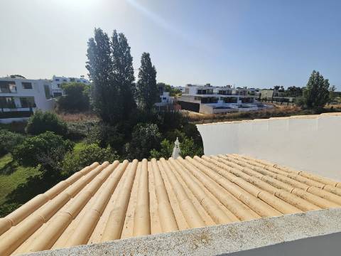 Duas Moradias numa Única Propriedade - Oportunidade Imperdível em Quarteira