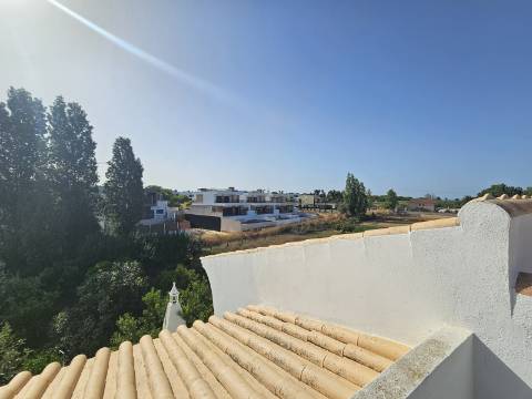 Duas Moradias numa Única Propriedade - Oportunidade Imperdível em Quarteira