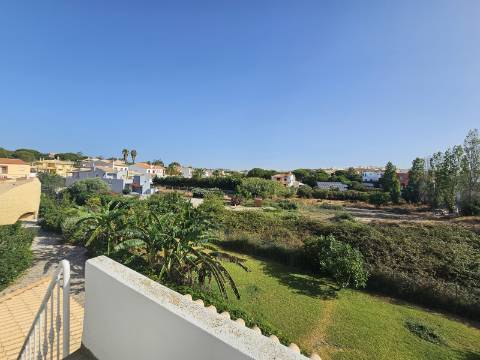 Duas Moradias numa Única Propriedade - Oportunidade Imperdível em Quarteira