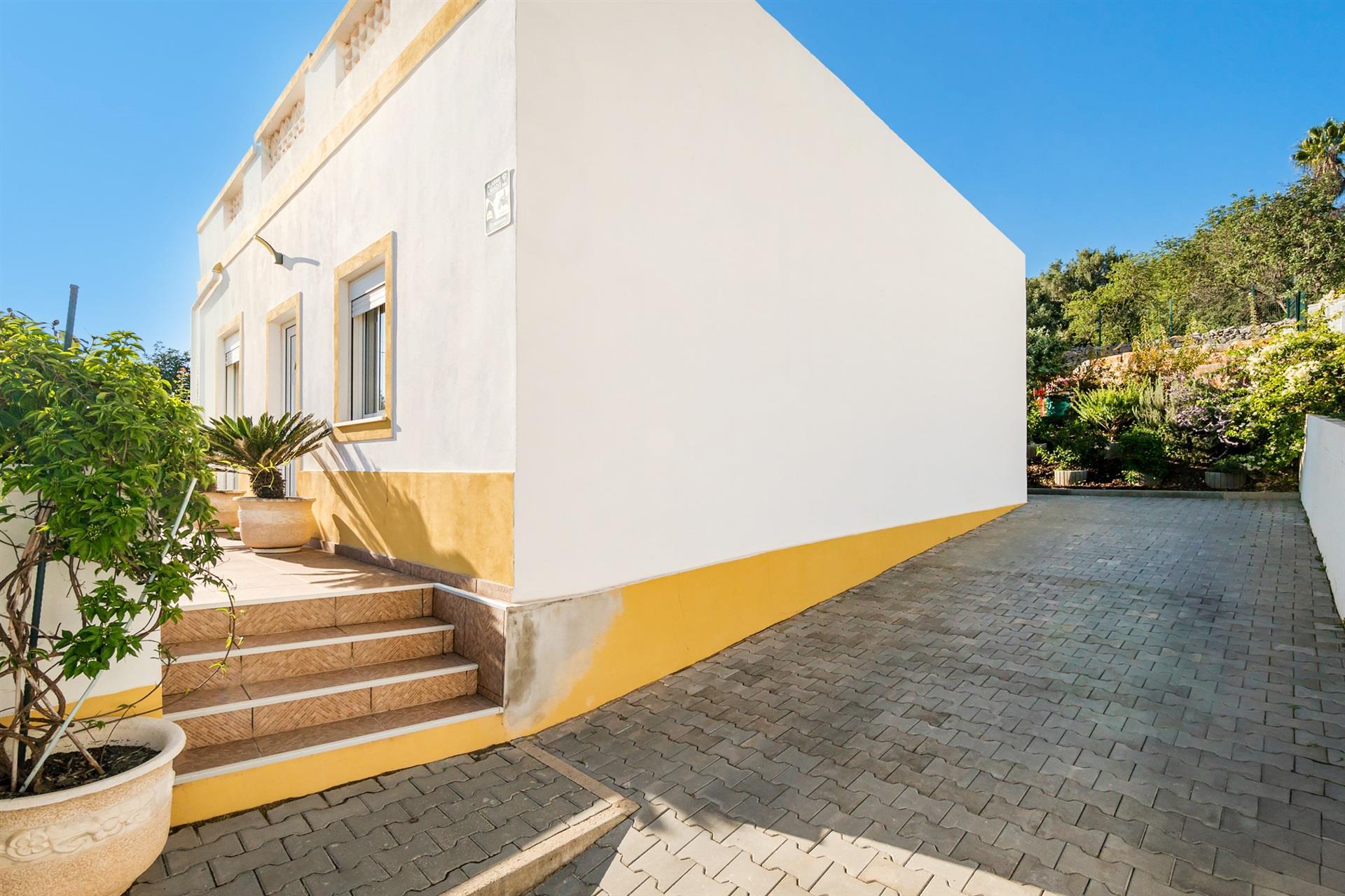 Moradia 2 quartos com piscina + anexo para venda em Loulé