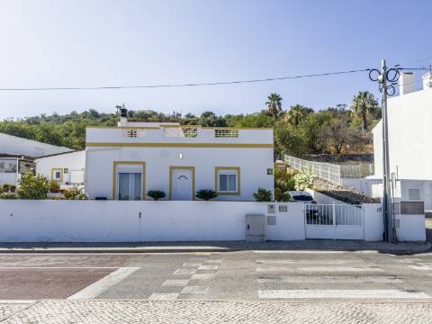 Moradia 2 quartos com piscina + anexo para venda em Loulé