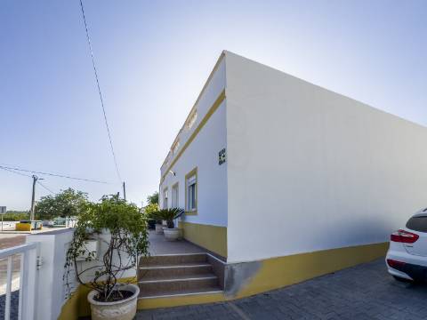Moradia 2 quartos com piscina + anexo para venda em Loulé