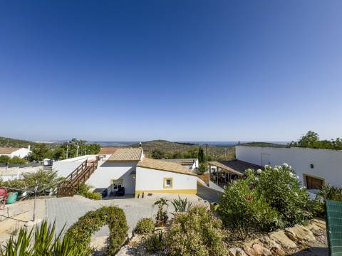 Moradia 2 quartos com piscina + anexo para venda em Loulé