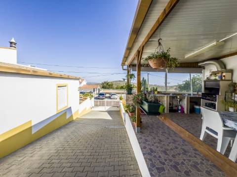 Moradia 2 quartos com piscina + anexo para venda em Loulé