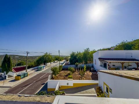 Moradia 2 quartos com piscina + anexo para venda em Loulé