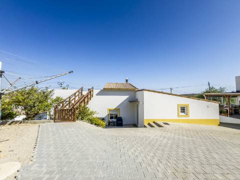 Moradia 2 quartos com piscina + anexo para venda em Loulé
