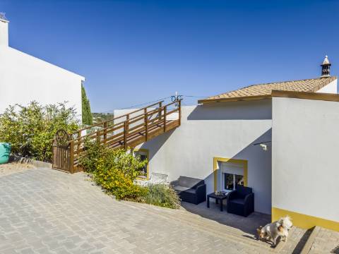 Moradia 2 quartos com piscina + anexo para venda em Loulé