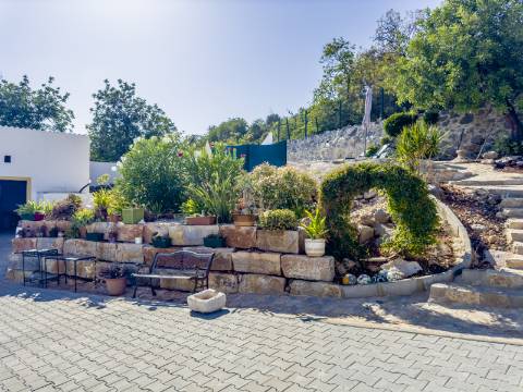 Moradia 2 quartos com piscina + anexo para venda em Loulé