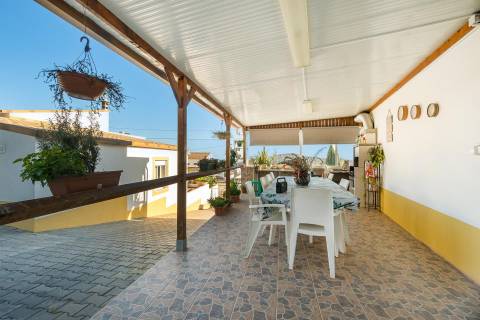 Moradia 2 quartos com piscina + anexo para venda em Loulé