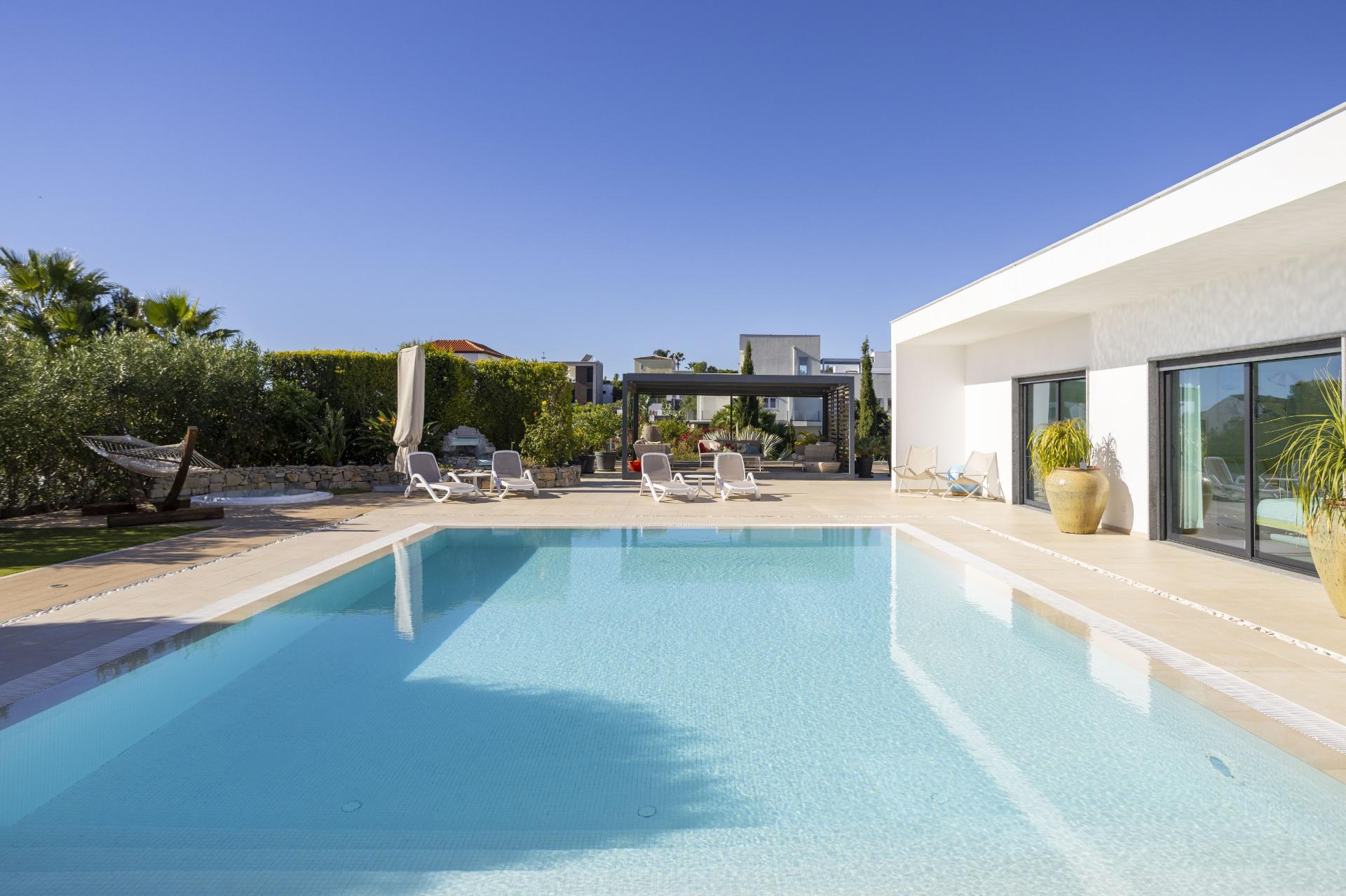 
CPCV ASSINADO

Moradia contemporânea de 3 quartos com piscina aquecida e certificado energético A+